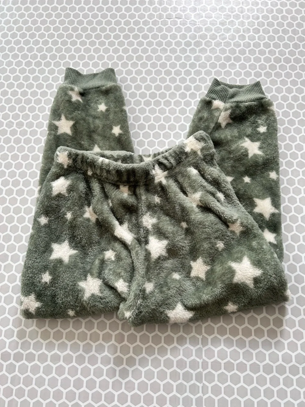 wonder nation Sage Green Fleece Set with Cream Stars. Size 5T